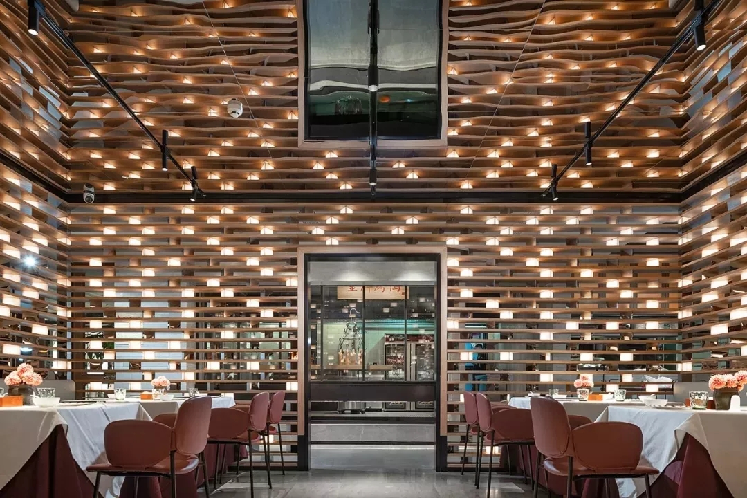 平乐大鸭梨烤鸭店以全新的餐饮空间设计，冲破品牌桎梏，重塑品牌形象