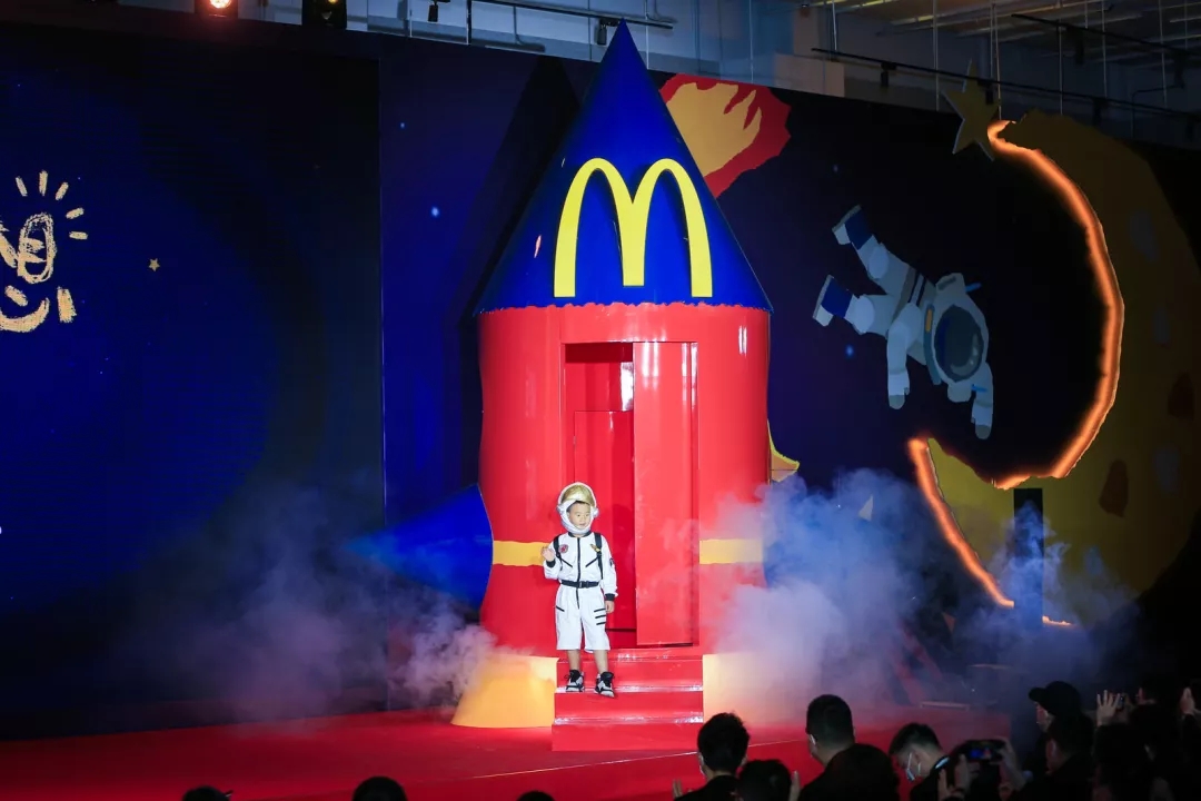 平乐麦当劳中国为孩子“点亮梦想”，带你上天！
